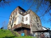 Star� rodinn� d�m s cihlovou fas�dou, d�ev�n� balkony a pot�eba rekonstrukce, um�st�n� v klidn� lokalit� s zelen� kolem.