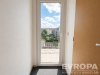 Sv�tl� balkon s velk�mi okny nab�z� panoramatick� v�hled na m�sto, modern� design a kvalitn� dla�bu, ide�ln� pro relaxaci.