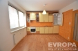 Kuchy� s modern�mi spot�ebi�i, parketovou podlahou a velk�mi okny, nab�z� sv�tl� prostor s dla�bou ve sv�tl�ch t�nech a vestav�n�mi sk��n�mi.