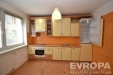 Modern� kuchy� s parketovou podlahou, sv�tl�mi sk���kami a velk�mi okny, nab�z� praktick� prostor pro va�en� a dostatek �lo�n�ho m�sta.
