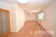 Rekonstruovan� ob�vac� pokoj, parketov� podlaha, velk� okna poskytuj�c� dostatek sv�tla, modern� interi�r, sv�tl� st�ny