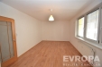 Prostorn� ob�vac� pokoj s parketovou podlahou a velk�mi okny, modern� sv�tl� interi�r, ide�ln� pro rodinn� bydlen�.