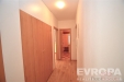 Chodba s vestav�n�mi sk��n�mi, parketovou podlahou a modern�m osv�tlen�m nab�z� praktick� �lo�n� prostor a elegantn� design.