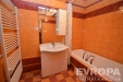 Koupelna s dla�bou v tepl�ch t�nech, vybaven� vanou a praktickou sk���kou, vhodn� pro modern� bydlen�.