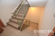 Schodi�t� s dla�bou a modern�m nerezov�m z�bradl�m, obklopen� sv�tl�mi zdmi, dob�e osv�tlen�, vhodn� pro rodinn� d�m nebo bytov� komplex.