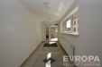 �zk� chodba s dla�bou, velk�mi okny a b�l�mi st�nami, kter� vytv��� sv�tl� a funk�n� prostor, ide�ln� pro modern� bytov� komplexy.