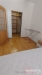 Lo�nice s parketovou podlahou, vestav�n� sk��n�, modern� design.