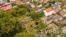 Stavebn� pozemek v klidn� lokalit� obklopen� zelen�, nab�z� mo�nost v�stavby modern�ho rodinn�ho domu s v�hledem na p�ilehlou oblast.