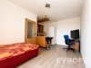 Kompaktn� garsonka s lamin�tovou podlahou, vestav�n�m kuchy�sk�m koutem a pracovn�m prostorem, ide�ln� pro modern� bydlen�.