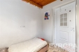 Mal� pokoj s d�ev�n�m stropem, sv�tl�mi st�nami a lamin�tovou podlahou nab�z� �tulnou atmosf�ru ide�ln� pro relaxaci.
