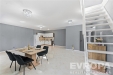 Prostorn� j�delna s modern� dla�bou, d�ev�n�m n�bytkem a vestav�nou kuchy�skou linkou. Velk� okna a elegantn� osv�tlen� dod�vaj� prostoru sv�tlo.