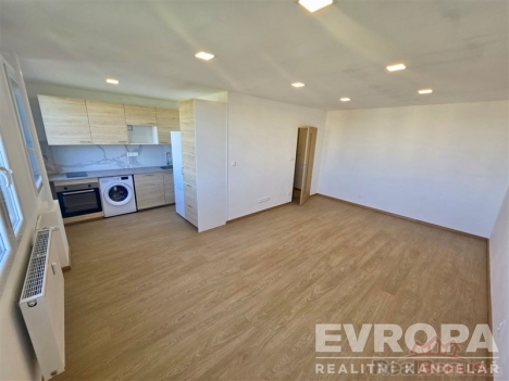 Ob�vac� pokoj s modern� kuchyn�, d�ev�n� podlaha, vestav�n� spot�ebi�e, sv�tl� interi�r, rekonstruovan� prostor.