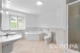 Prostorn� koupelna s dla�bou, rohovou vanou a sprchov�m koutem, modern� design, velk� okno poskytuj�c� dostatek sv�tla.