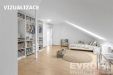Podkrovn� d�tsk� pokoj s parketovou podlahou, vestav�n�mi sk��n�mi a modern�m designem, nab�z� sv�tl� a funk�n� prostor pro rodinn� bydlen�.