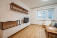 Sv�tl� ob�vac� pokoj s parketovou podlahou, modern�m n�bytkem a velk�mi okny, kter� zaji��uj� dostatek p�irozen�ho sv�tla.