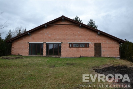 venkovn� obytn� prostor s tr�vn�k