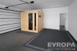Prostorn� gar� s modern� dla�bou, d�ev�n� sauna a praktick� vestav�n� �lo�n� prostory vytv��� funk�n� a relaxa�n� z�nu.