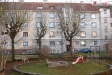 vnit�n� dv�r s parkov�n�m a d�tsk�m h�i�t�m