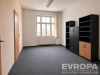 Sv�tl� kancel�� s velk�mi okny, modern� koberce a vestav�n� police poskytuj� praktick� prostor pro podnik�n�.