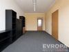 Pr�zdn� kancel��sk� prostor s kobercem, sv�tl�mi st�nami a d�ev�n�mi dve�mi, vestav�n� sk��n�, modern� osv�tlen�, vhodn� pro komer�n� vyu�it�.
