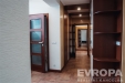 Vstupn� chodba s vestav�n�mi sk��n�mi.