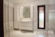 Modern� koupelna v p��zem� ve sv�tl�m designu.