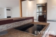 Modern� kuchy� s pracovn� deskou z p��rodn�ho kamene.