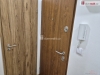 vpravo hl. dve�e bytu; vlevo vstup na WC