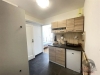 kuchyn� s deformace, ploch� panelov� sk���ky, kachli�kov� podlaha, d�ez, a backsplash