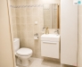 koupelna se sprchov�m koutem a WC