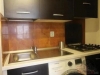 kuchyn� s spor�k, backsplash, �ern� sk���ky, deformace, a pra�ka / su�i�ka