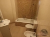 vana s st�na dla�dic, kachli�kov� podlaha, toaleta, kombinovan� vana sprcha, a d�ez