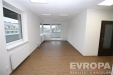�tuln� m�stnost s parketovou podlahou, velk�mi okny a modern�m osv�tlen�m, ide�ln� pro sv�tl� ob�vac� pokoj nebo pracovnu.