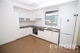 Modern� kuchy�, b�l� dv��ka, vestav�n� spot�ebi�e, parketov� podlaha, velk� okna, sv�tl� interi�r, elegantn� design, kvalitn� materi�ly.
