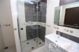 Modern� koupelna s prosklen�m sprchov�m koutem, keramick�mi obklady a b�l�m umyvadlem. Nov� zrekonstruovan�, elegantn� a praktick�.