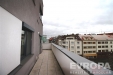Balk�n s dla�bou a modern�m z�bradl�m nab�z� v�hled na m�stsk� budovy, vhodn� pro relaxaci, v novostavb� na klidn�m m�st�.