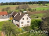 Rodinn� d�m s velkou zahradou, nach�zej�c� se v klidn� venkovsk� oblasti. St�e�n� krytina �indele, oplocen� pozemku, okoln� p��roda a lesy.