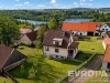 Rodinn� d�m s �ervenou st�echou, obklopen� rozs�hlou zahradou, nab�z� klidn� bydlen� bl�zko p��rody. Vhodn� pro rodiny hledaj�c� klidn� �ivotn� styl.