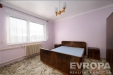 Prostorn� lo�nice s parketovou podlahou, velk�mi okny a d�ev�n�m n�bytkem, vhodn� pro rekonstrukci nebo modern� �pravy.