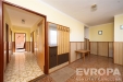 Prostorn� chodba s dla�bou, d�ev�n�mi obklady a vestav�n�mi sk��n�mi poskytuje sv�tl� a udr�ovan� prostor.