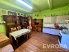 Tradi�n� kuchy� s parketovou podlahou, d�ev�n�m n�bytkem a vestav�n�mi sk��n�mi nab�z� �tuln� styl a funk�n� uspo��d�n�.