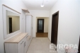 Vstupn� hala s modern� dla�bou, vestav�n�mi sk��n�mi a d�ev�n�mi dve�mi, vytv��� sv�tl� a �ist� prostor pro pohodln� p��stup do ostatn�ch m�stnost�.