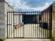 Pron�jem obchodn�ch prostor, B�eclav