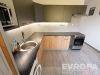 Modern� kuchy� s parketovou podlahou, vestav�n�mi spot�ebi�i a sv�tl�mi dv��ky sk��n�k, vytv��� funk�n� a elegantn� prostor.