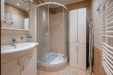 Koupelna s modern� sprchou, dla�bou a podlahov�m topen�m, ide�ln� pro komfortn� bydlen�.