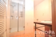 Koupelna s dla�bou a sprchov�m koutem, modern� keramick� obklady, sv�tl� prostor, vyh��van� su��k na ru�n�ky.