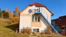 Podzimn� venkovsk� d�m s modr�m schodi�t�m.jpg