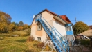 Venkovsk� d�m s modr�m schodi�t�m na podzim.jpg