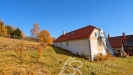 Podzimn� venkovsk� usedlost pod modrou oblohou.jpg