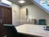 Pron�jem kancel���, Karlovy Vary, Dvory